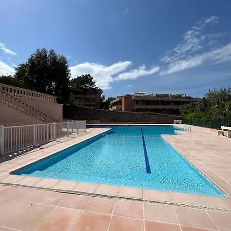 Avec Jardin Au Coeur De Saint-tropez. *